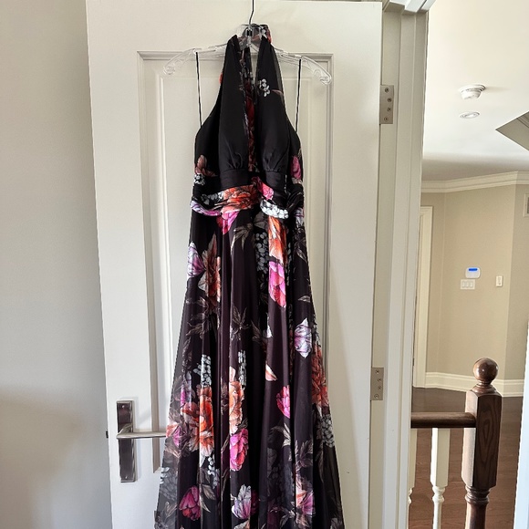 Evening dress halter style - Picture 1 of 5